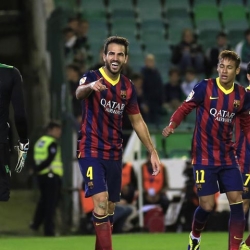 Cesc Fabregas celebrates  his goal next to Neymar and Real Betis' goalkeeper Guillermo Sara at Benito Villamarin.