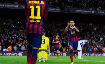 Alexis celebrates his team's winning goal against RCD Espanyol at Camp Nou