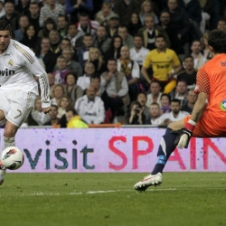 Cristiano Ronaldo face-to-face with Real Sociedad's goalkeeper Bravo at Santiago Bernabéu.