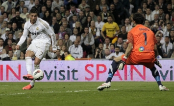 Cristiano Ronaldo face-to-face with Real Sociedad's goalkeeper Bravo at Santiago Bernabéu.