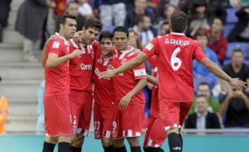 Sevilla's players celebrating the team's goal at Cornellà-El Prat Stadium