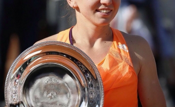 Simona Halep with French Open 2014 Runner up Trophy